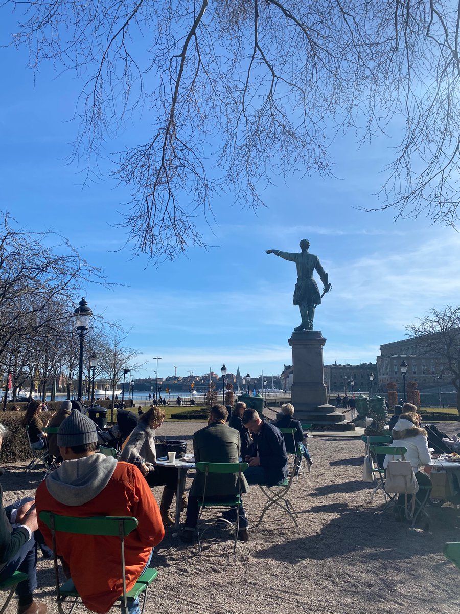 En we zijn weer waar we waren in maart 2020: de Zweden zitten op het terras, de Nederlanders nog steeds in het moeras. Groeten uit Stockholm.