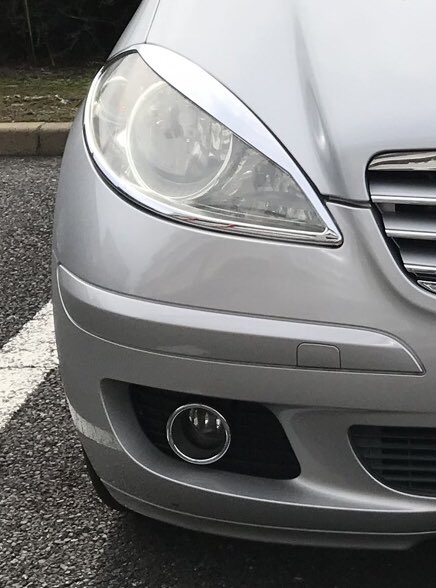 MyLoveCars1's tweet photo. ヤフオクで純正のフォグランプを格安で見つけ取り付けました‼️
光色が黄色🟡というのが少々気になりますが、まぁそれはいずれ交換するとして、取り敢えず無いよりあったほうが良いですね‼️
#ベンツAクラス
#W169 https://t.co/vqmN6r6oFj