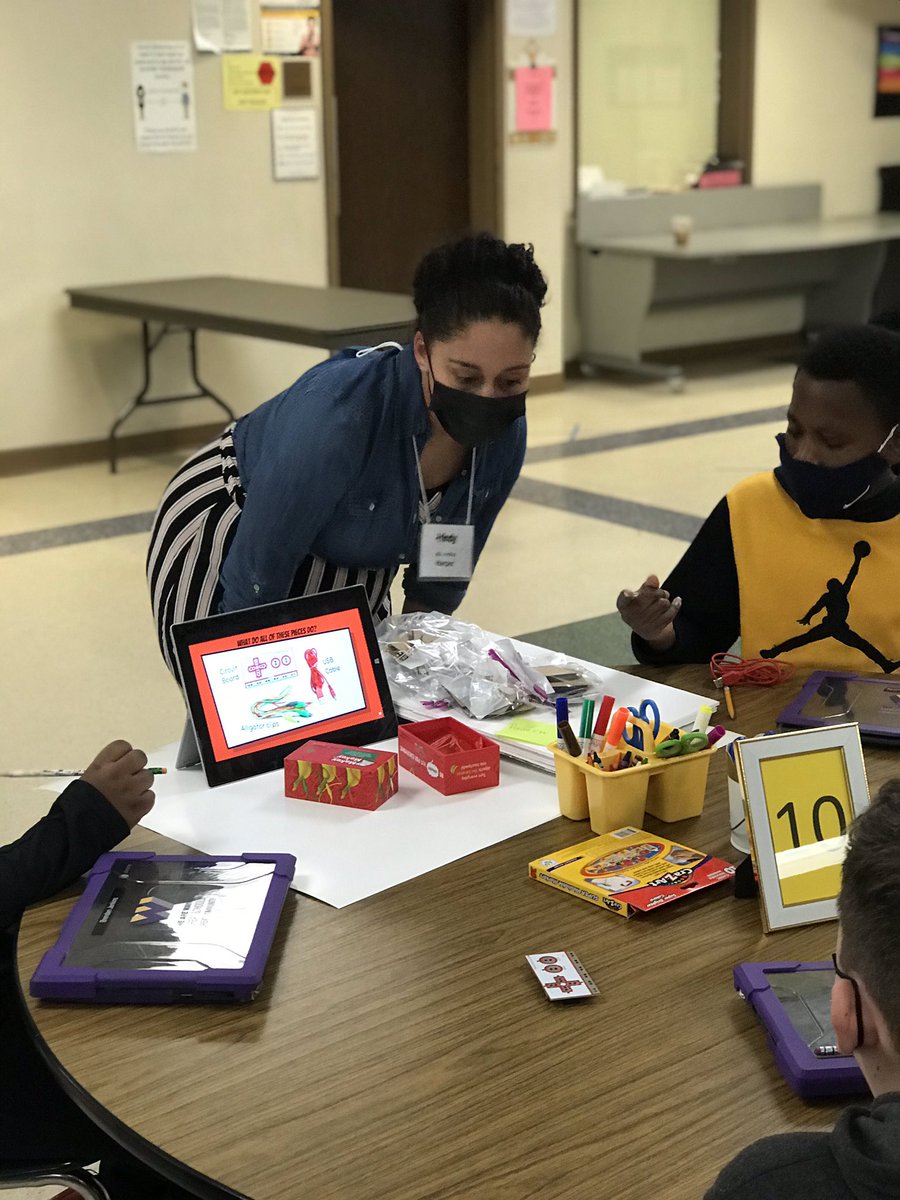 SFE_3820's tweet photo. Wonderful #sfestem opportunities created by our partnership with @UIndySOE 

Our 4th graders are loving the opportunity! @Miss_Lathrop @MissWaire_4th @ckornbroke1 #stoutfieldgood #wearewayne https://t.co/k5frnywRhv