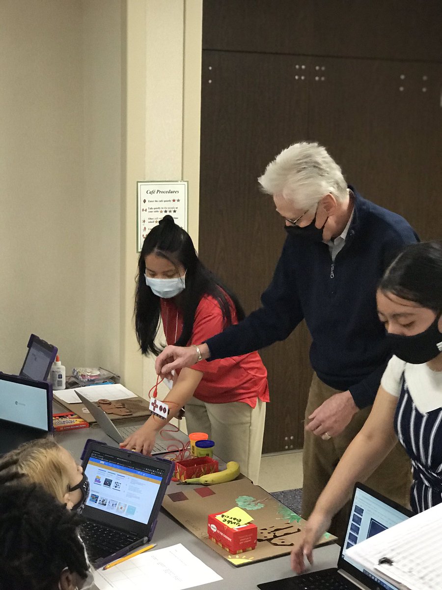 SFE_3820's tweet photo. Wonderful #sfestem opportunities created by our partnership with @UIndySOE 

Our 4th graders are loving the opportunity! @Miss_Lathrop @MissWaire_4th @ckornbroke1 #stoutfieldgood #wearewayne https://t.co/k5frnywRhv
