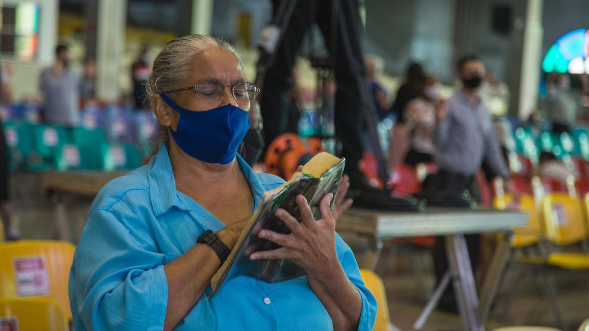 Tenha bom ânimo!! Deus está contigo! 😍

Nem sempre é fácil ter bom ânimo, porque na vida sempre vão acontecer coisas que nos desanimam. Ficar desanimado à vezes é normal, mas não podemos viver a vida desanimados, pois essa não é a vontade de Deus para nós.😉
