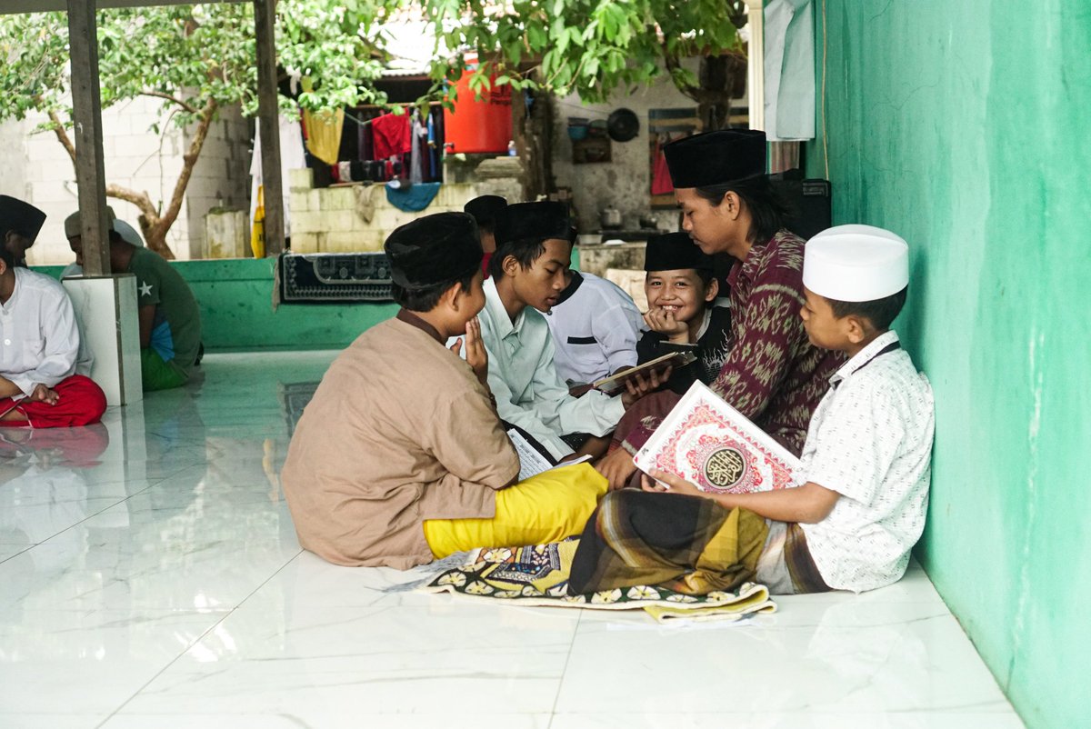 brdiarr's tweet photo. Di sini beberapa anak ada yang milih nyantri untuk mengisi waktu sekolah yang sedang libur.
#aboutquran https://t.co/1Mm2oAjQ1L