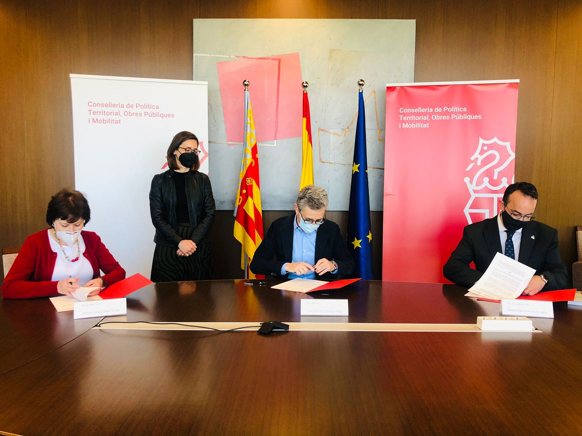 ffe_es's tweet photo. La @generalitat valenciana, a través de la @GVAterritori, la @ffe_es y #EGWA han firmado hoy un convenio para celebrar en #Valencia la 10ª edición de los #Premios Europeos de #VíasVerdes 2021🚴🚶🧑🦽Será en septiembre
#EuropeanGreenwaysAward2021 #GreenwayHeritage #BuenasPrácticas https://t.co/jmuDvNTu6V