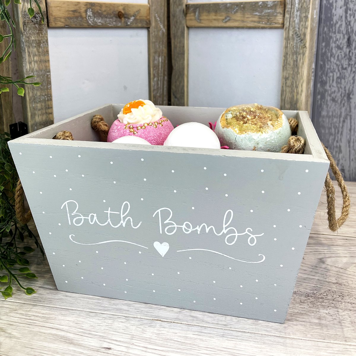 It's #tuesdaytreatday so we are sharing our newly launched bath bomb crate, bliss 🛀
Available to pre-order with delivery expected in July.