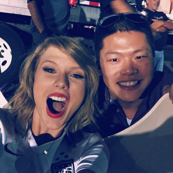 jrusswinelover's tweet photo. Tay selfie with fans... #thatsthecaption 

#swiftie #seniorswiftie https://t.co/JAKDQ21Szs