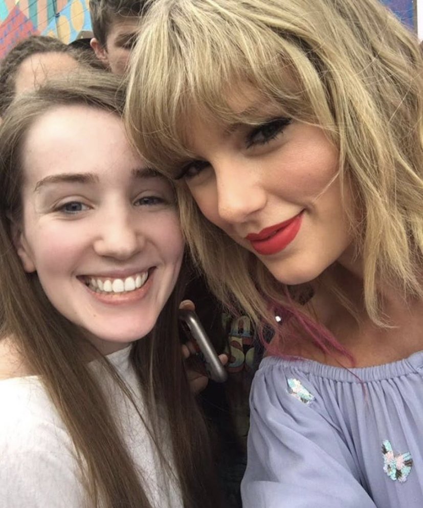 jrusswinelover's tweet photo. Tay selfie with fans... #thatsthecaption 

#swiftie #seniorswiftie https://t.co/JAKDQ21Szs