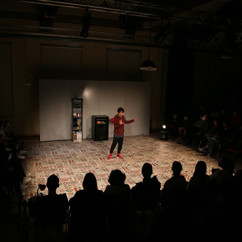 inscabrils's tweet photo. L’alumnat de Tercer ha tingut l’oportunitat de veure aquesta obra, interpretada magistralment per l’actor Lluís Febrer, que toca plenament l’epicentre dels neguits i les emocions dels adolescents, però també altres universals com l’acceptació social, el racisme i la identitat. https://t.co/5qVwddJW9V