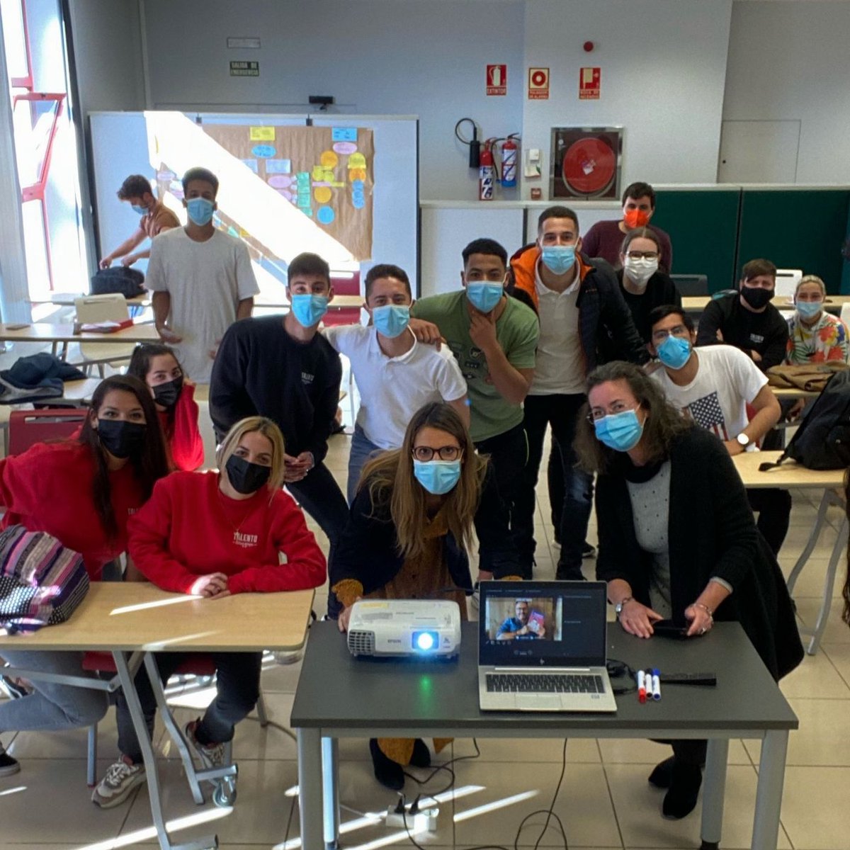 Heineken_ESCorp's tweet photo. “Una buena reputación digital juega un papel fundamental a la hora de contribuir al éxito de un negocio en el sector hostelero” Pilar Hermida, nuestra Directora de Comunicación, explicó ayer a los alumnos de #TalentoCruzcampo las claves de la comunicación digital en hostelería https://t.co/kFBW3QeCSe