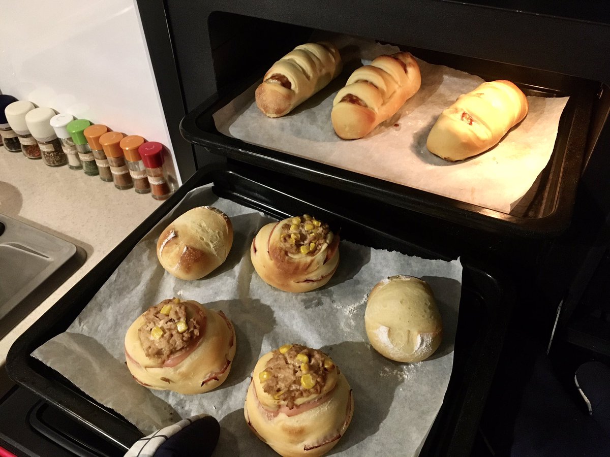 げん アデヤ鍋料理動画 V Twitter 偉い 偉すぎるげんちゃん てんさい 上がツナちくわパンで下はツナハムコーンパン すっぴんのは今夜の 煮込みハンバーグのおとも