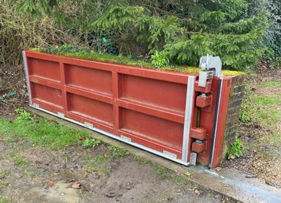 EnvAgencyAnglia's tweet photo. We have carried out repairs on the #Stonely Flood Gates.
The gates have had new seals and new lifting hinges so are more resilient against flooding๐
Before and after pics ๐ธ๐ #Cambridgeshire #Flood https://t.co/NB8pwhY0Cg