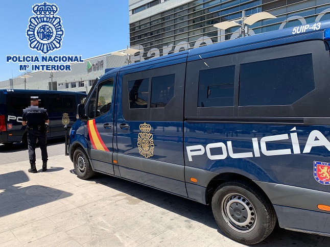 GobiernoMalaga's tweet image. #Detención #Málaga  

🚓La @policia detiene a un fugitivo con #OEDE en vigor, en la estación #MaríaZambrano cuando pretendía acceder al #AVE con documentación falsa.

➡️De 30 años y nacionalidad alemana/turca, se identificó en el control de acceso con documentación falsificada.