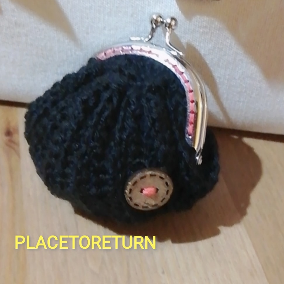 PlaceReturn's tweet photo. やっと作りたい形が定まって来ました👛
縫いつけタイプの口金がなかなか苦戦しました😂
練習あるのみ✊
#ハンドメイド
#がま口
#かぎ針 https://t.co/HHHjTzTZlT