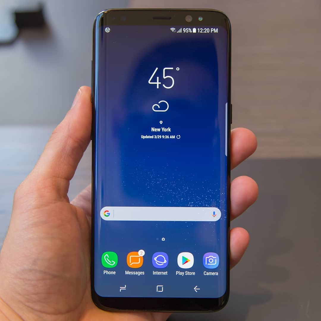 alphaunbox's tweet photo. Would you still go for a 2018 flagship over a 2021 mid-range smartphone? @MKBHD @Mrwhosetheboss https://t.co/UhMX8GrdCc