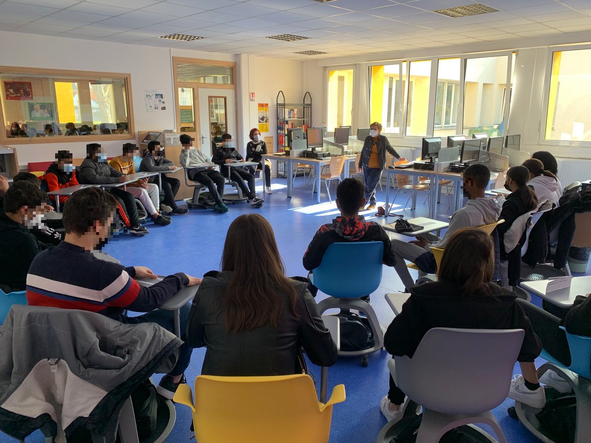 truffautstras's tweet photo. Les élèves de 4e6 et de 4e7 du collège @truffautstras échangent avec des journalistes des DNA dans le cadre de la Semaine de la presse et des médias à l'école !   #SPME2021 #EducMediasInfo @LaSpme @Chab_ @acstrasbourg @ClemiStrasbourg @dnatweets https://t.co/EPw9ngVbu4