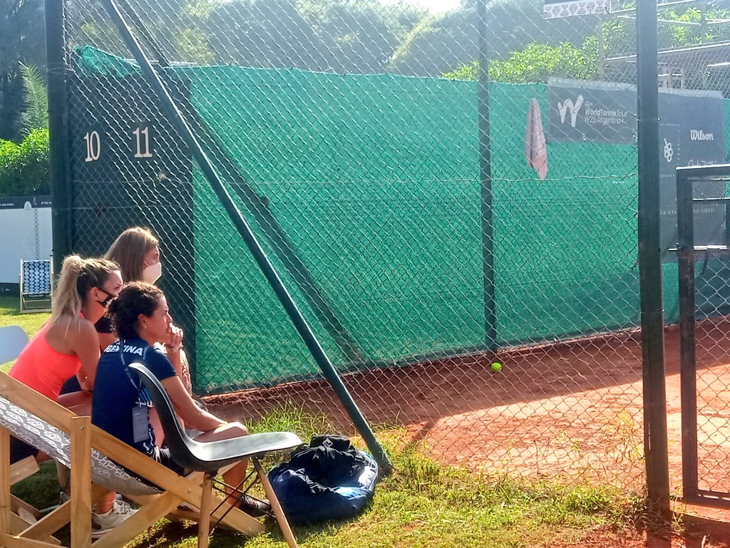 TenistasArg's tweet photo. Comenzó una nueva jornada en el W25 de Buenos Aires. Julieta Estable juega por un lugar en el MD ante la mirada atenta y motivadora de la capitana argentina de @BJKCup_es @mercedespaz2001 y el apoyo de Naya y Ottoboni 💪 https://t.co/TpnvzwDJPV