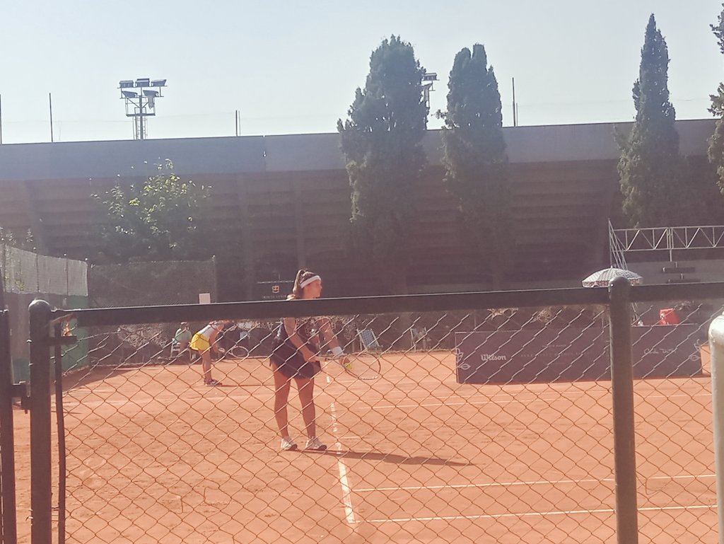 TenistasArg's tweet photo. Comenzó una nueva jornada en el W25 de Buenos Aires. Julieta Estable juega por un lugar en el MD ante la mirada atenta y motivadora de la capitana argentina de @BJKCup_es @mercedespaz2001 y el apoyo de Naya y Ottoboni 💪 https://t.co/TpnvzwDJPV