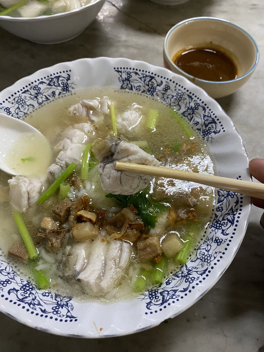 Kindeedee's tweet photo. ร้านข้าวต้มปลากระพงน้ำลึก เนื้อแน่น ไขมันแทรก เด้งๆๆ สด ไม่คาว ขนาดเราไม่ชอบกินปลา ยังต้องยกนิ้วให้ ข้าวต้มชามละ300บาท ขึ้นไป ไข่ปลา หอย กระเพาะปลาสด อร่อยมาก เจริญกรุง12 #อร่อยกะออ #ข้างต้มเชี่ยงกี่ @aroiipaiadk @aroii @Kin24hrs https://t.co/tkWF9RZYNk