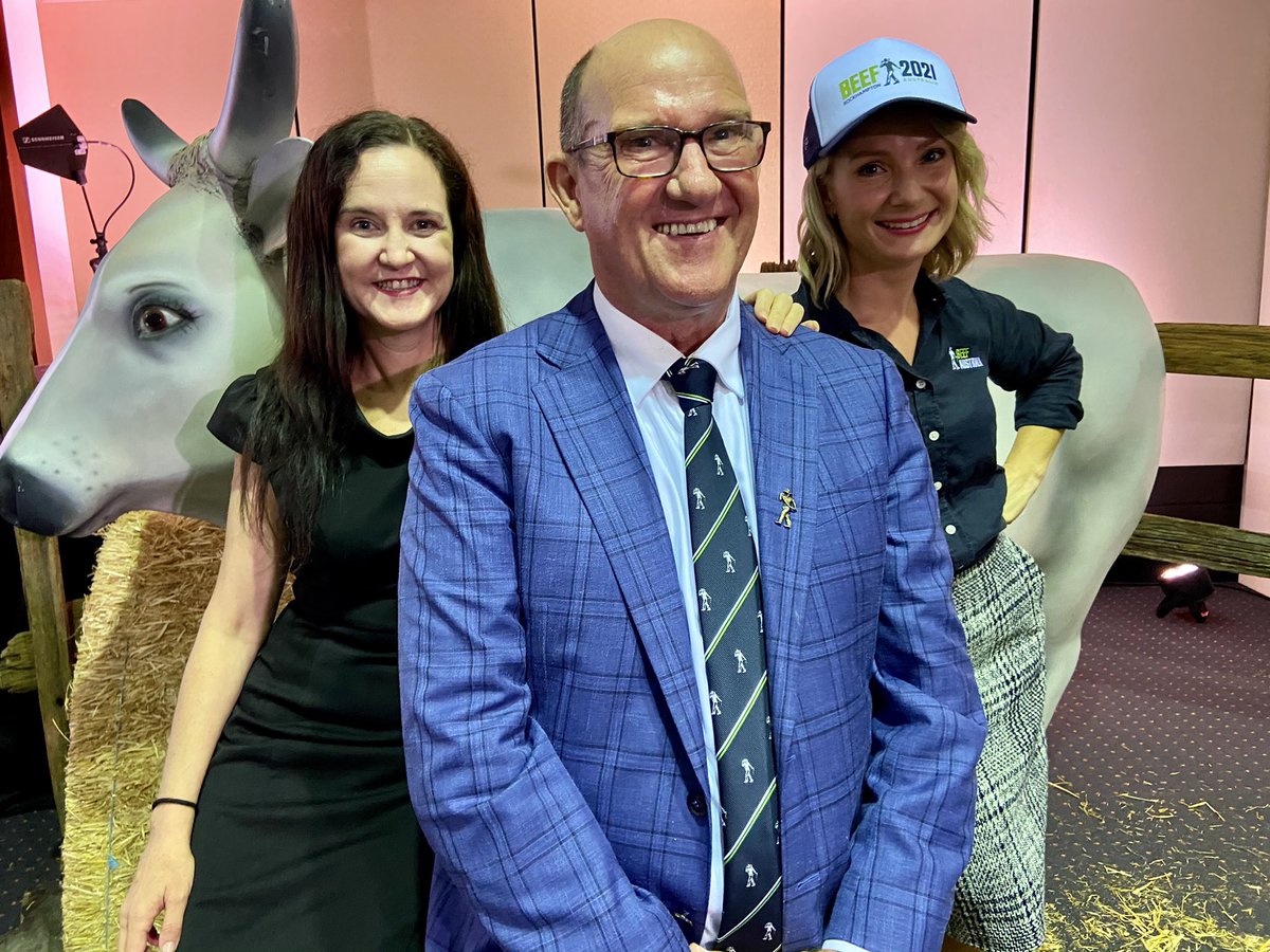 endofthebitumen's tweet photo. Terrific turnout tonight @QueenslandParl1 for @BeefAustralia’s #Brisbane roadshow & naturally the big drawcards were the delicious #beefcanapes & @OperaQueensland’s #classics & #countrymusic medley #cowraoke? #bothkindsofmusic #countryandwestern https://t.co/MBiMPIHgFX https://t.co/lPcKEI1AQg