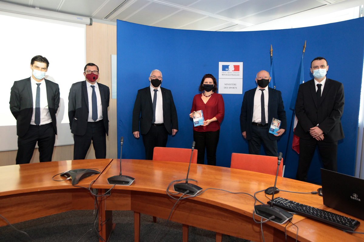 [#ActuANDES] Ce matin, en présence de la Ministre déléguée aux sports, l’ANDES et @EDF_CollTerr ont annoncé la publication d’un guide pratique à destination des élus locaux autour des enjeux de construction et de rénovation des piscines publiques.

➡️bit.ly/3rejYrl