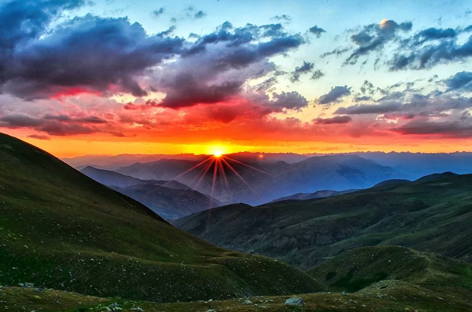 lluispriorat's tweet photo. Bona tarda, Good afternoon 💥🌈🌈💚 https://t.co/gcdI1z43kw