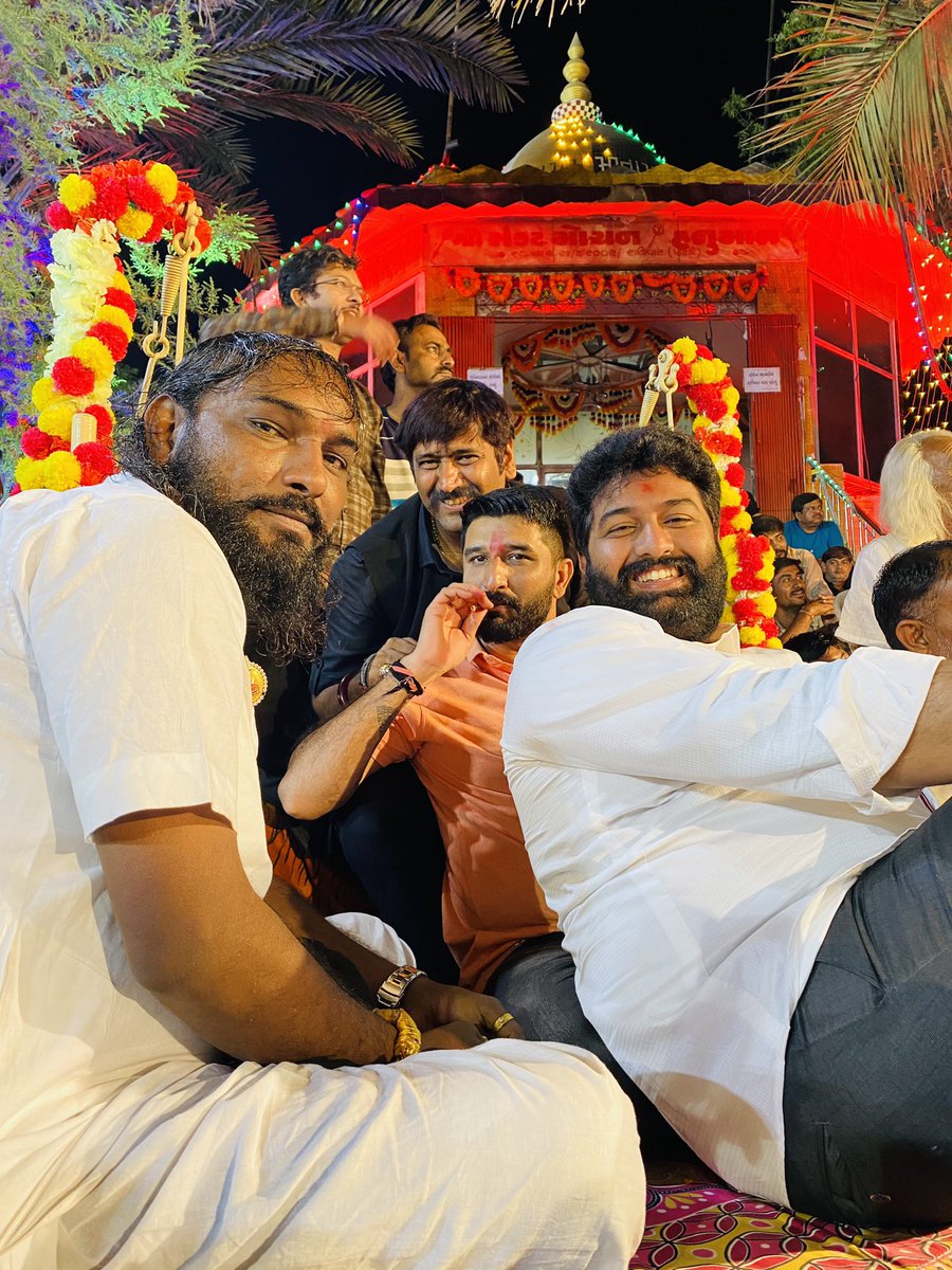 PrinceT29011026's tweet photo. ઉદાસી આશ્રમ પાટડી ખાતે ભવ્ય સંતવાણી ની મોજ ની એક જલક જીગ્નેશ કવિરાજ ,હકાભા ગઢવી ,નાનો દેરો ,ગમન ,સાંથલ ભુવાજી ,બ્રીજદાન ગઢવી સાથે moj. 
Jignesh Kaviraj Gaman Santhal Hakabha Gadhvi  Brijrajdan Ishardan Gadhavi ગમન ભુવાજી સાંથલ Devrajgadhvi Gadhvi https://t.co/lR5GFqU4mm