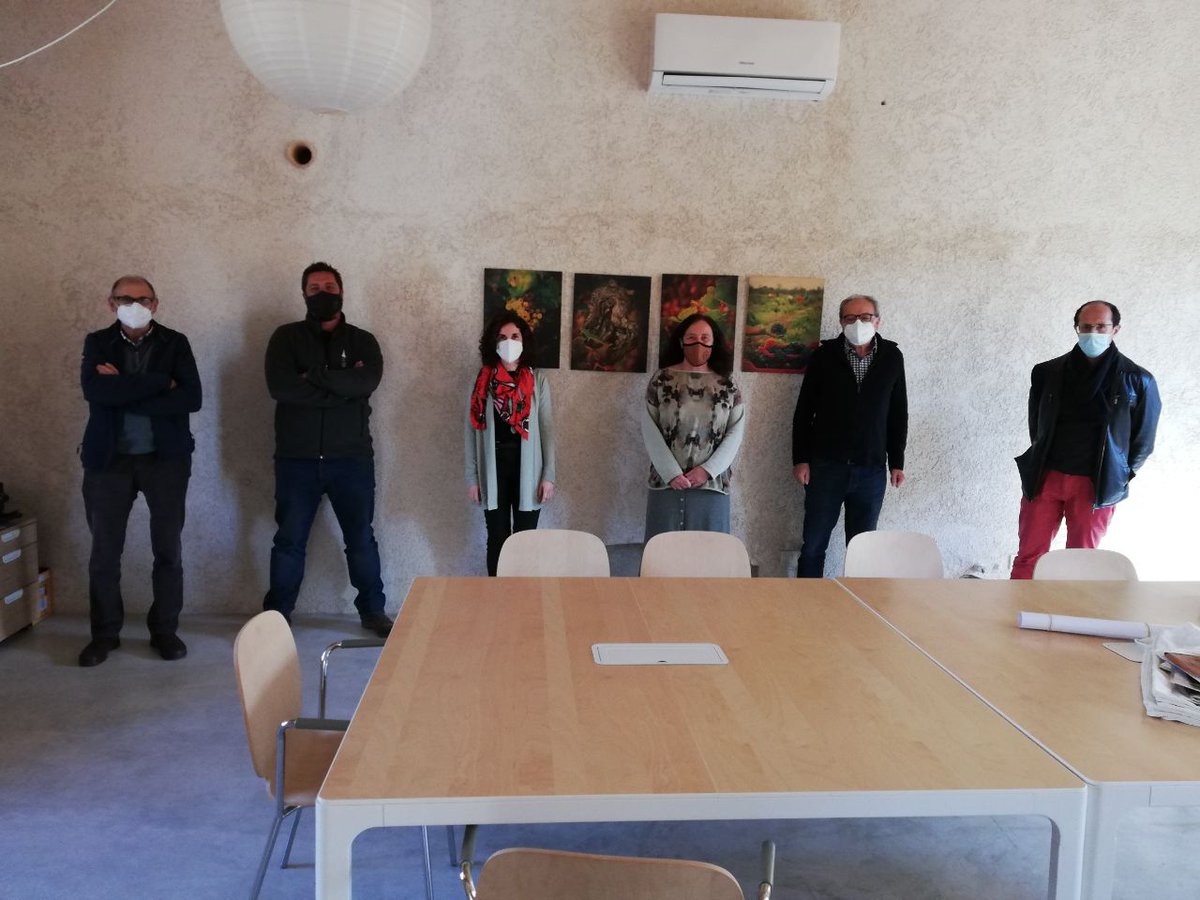 La DG de Polítiques per a la Soberania Alimentària, <a href="/Paula_Ruenes/">Paula Valero</a>, s'ha reunit amb representants dels <a href="/DOPLAILLEVANT/">DOP Pla i Llevant Mallorca</a> i <a href="/VtMallorca/">Vi de la Terra de Mallorca</a>. S'han analitzat les accions que es realitzen per a donar suport al producte local i la participació en futures fires.