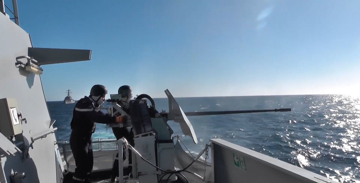 Moroccan_FAR's tweet photo. Lors de l'#exrcice #LightningHandshake avec la @USNavyEurope et @TheCVN69  
Dans l'ordre : 
Canon Otobreda Super Rapid de 76mm
Canon Nexter M693 Affût 15B Naval de 20mm
Mitrailleuse Browning M2 de 12.7mm
Photo : @FAR_MAROC 
#Marine_Royale_Marocaine #Maroc #Morocco #Navy  
#المغرب https://t.co/ZV7mb8Ozz7
