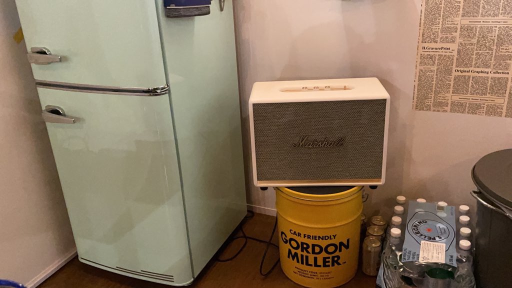 jetman_take's tweet photo. マーシャルのこのスピーカー大きすぎたかな。。ルックスいいし、迫力ある音だけど、そんな音量で聞く時らあまりない。。 https://t.co/6BHOYyo4J5