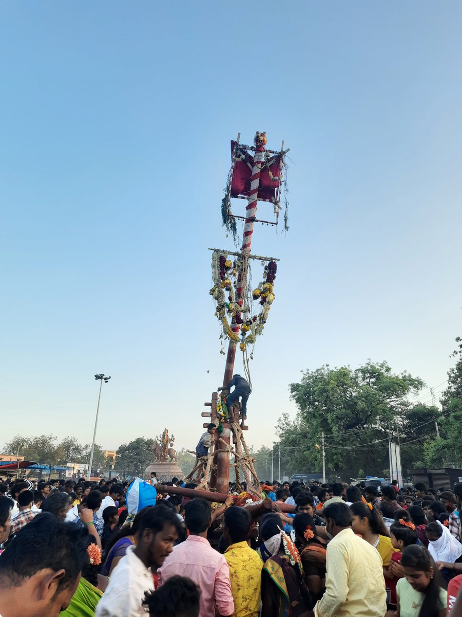 karthik_shi_pra's tweet photo. #ballari #bellary #srikanakadurgamma #sidibandi #festival #mosthappeningfestival #ka34 https://t.co/wlC7sWSr7a