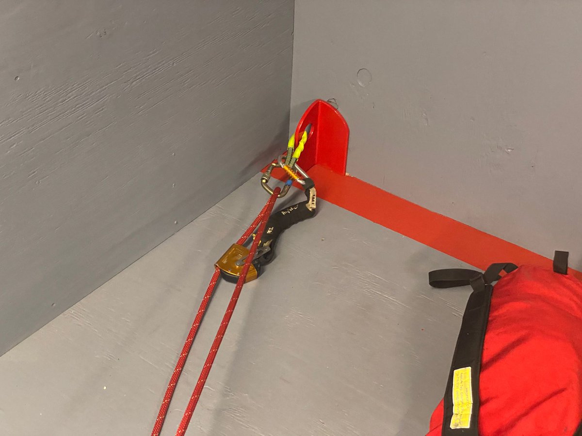 CapTechRescue's tweet image. Showing students some options for rigging main and belay systems when a pre-rigged 4:1 won’t work. What is your go to setup in these scenarios? @neptunespecialops @AllHandsFire @petzl @cmcpro_official