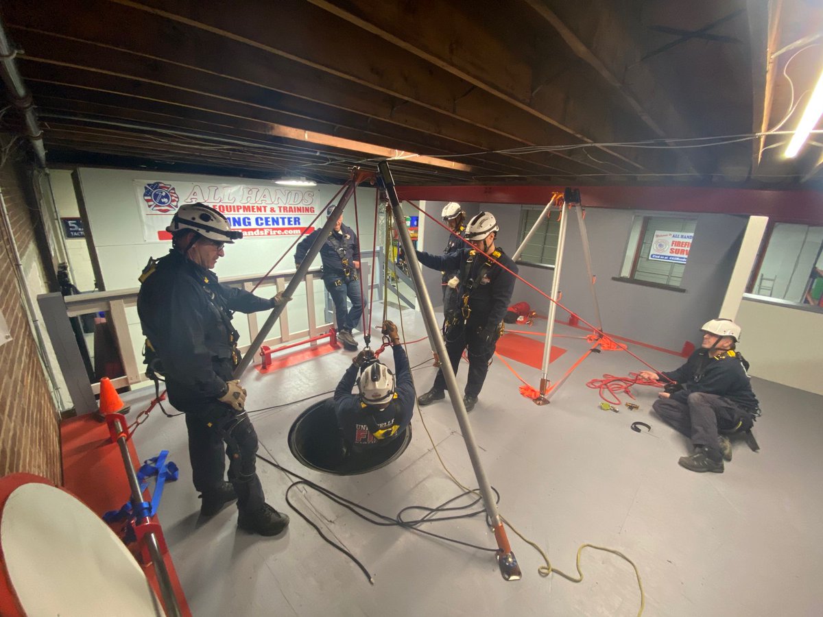 CapTechRescue's tweet image. Showing students some options for rigging main and belay systems when a pre-rigged 4:1 won’t work. What is your go to setup in these scenarios? @neptunespecialops @AllHandsFire @petzl @cmcpro_official