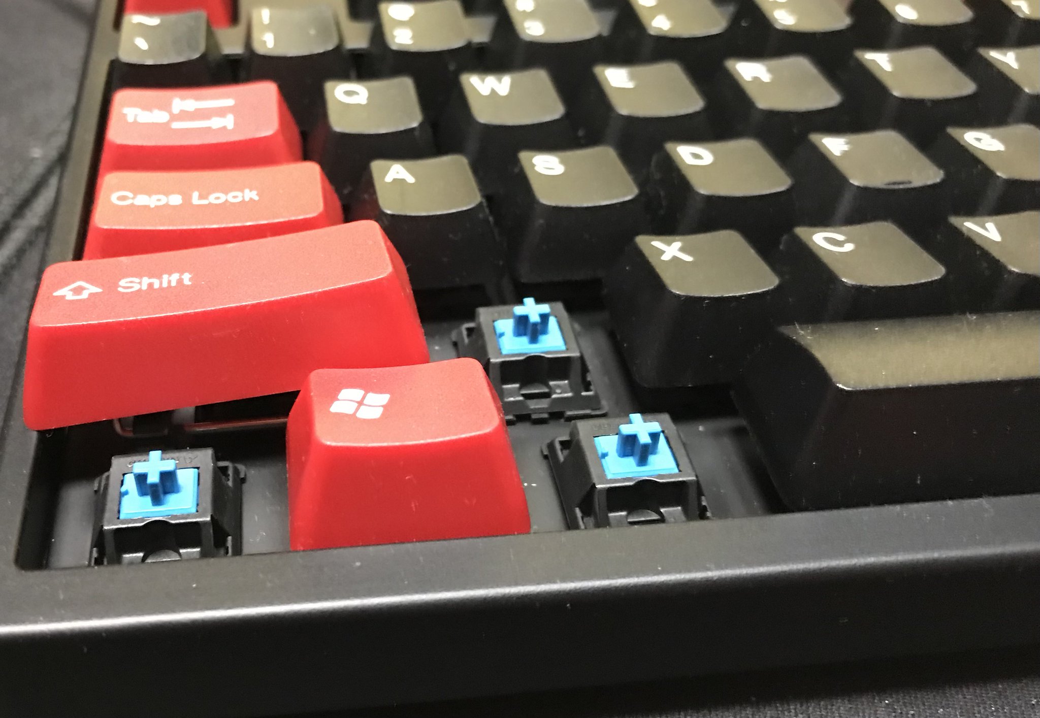 Filcoメカニカルキーボード公式 高剛性チルトスタンド新発売中 今の青軸とは違う昔の青軸の音も好き この個体金属音ガンガン響くので楽しい音しかしませんw キーキャップはストックから他社製に変えていますが キーロックのつけ方とスタビライザーありの Filcoメカニカルキーボード公式 高剛性チルトスタンド新発売中 今の青軸とは違う昔の青軸の音も好き この個体金属音ガンガン響くので楽しい音しかしませんw キーキャップはストックから他社製に変えていますが キーロックのつけ方とスタビライザーありの