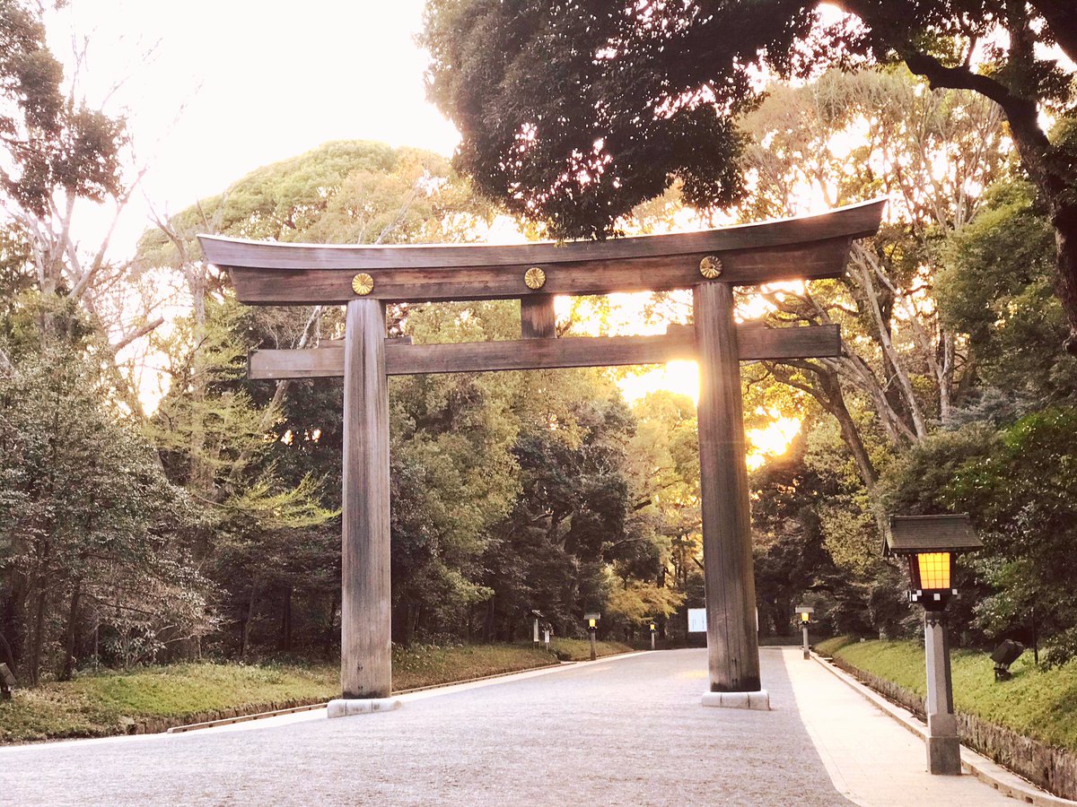 SaemonRacing's tweet photo. 今日は早上がりして神社へ。平日は人が少なく静かな参道が気持ち良いですね。左は全国でも珍しい刺繍入り御朱印⛩

#明治神宮 #神明宮 #御朱印 https://t.co/NINmBuaHyh