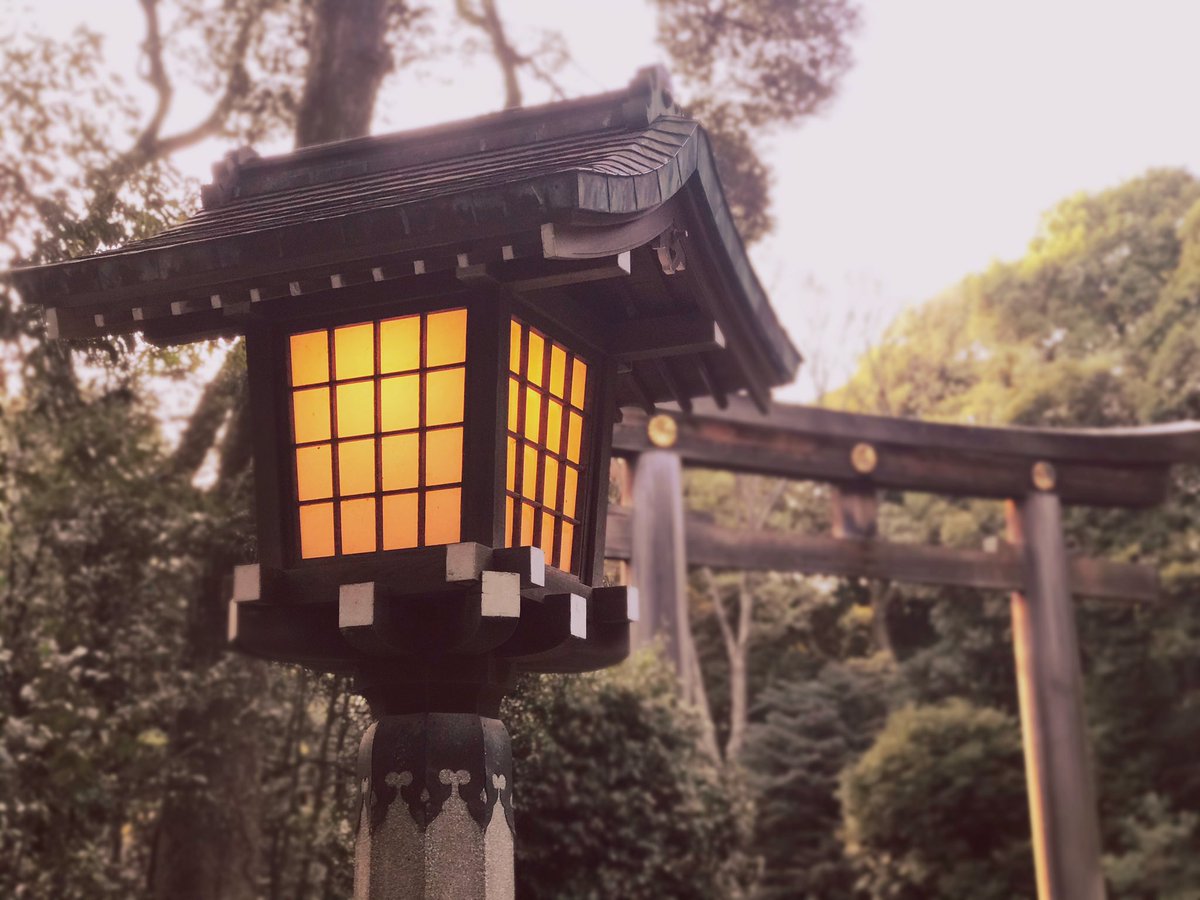 SaemonRacing's tweet photo. 今日は早上がりして神社へ。平日は人が少なく静かな参道が気持ち良いですね。左は全国でも珍しい刺繍入り御朱印⛩

#明治神宮 #神明宮 #御朱印 https://t.co/NINmBuaHyh