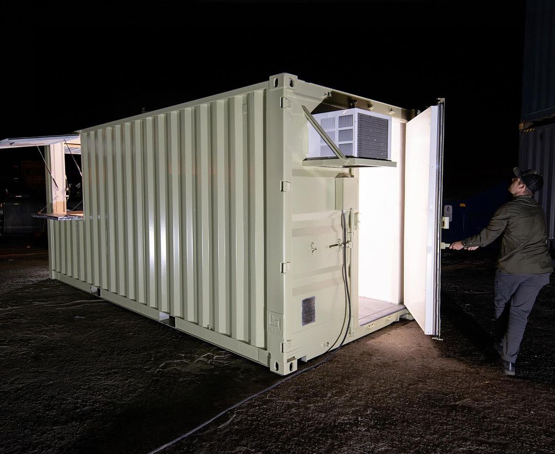 ROXBOXContainer's tweet photo. This custom 8’ x 8’ walk-in cooler holds A LOT of beer. Standard in all “BeerCan” mobile container bars 

#containerbar #containermod #containerhome #modularconstruction #beergarden #bar #Beer https://t.co/aNefOidKdx