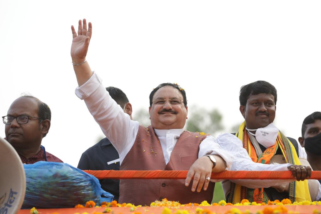 JPNadda's tweet image. पश्चिम मेदिनीपुर, बंगाल के रोडशो में उमड़ा यह विशाल जनसैलाब दर्शाता है कि बंगाल में परिवर्तन सुनिश्चित है। 

जनता ने भय और भ्रष्टाचार की राजनीति करने वाली ममता सरकार को सत्ता से हटाने का मन बना लिया है। मैं जनता द्वारा मिले इस स्नेह और समर्थन को नमन करता हूँ।
#EbarSonarBangla