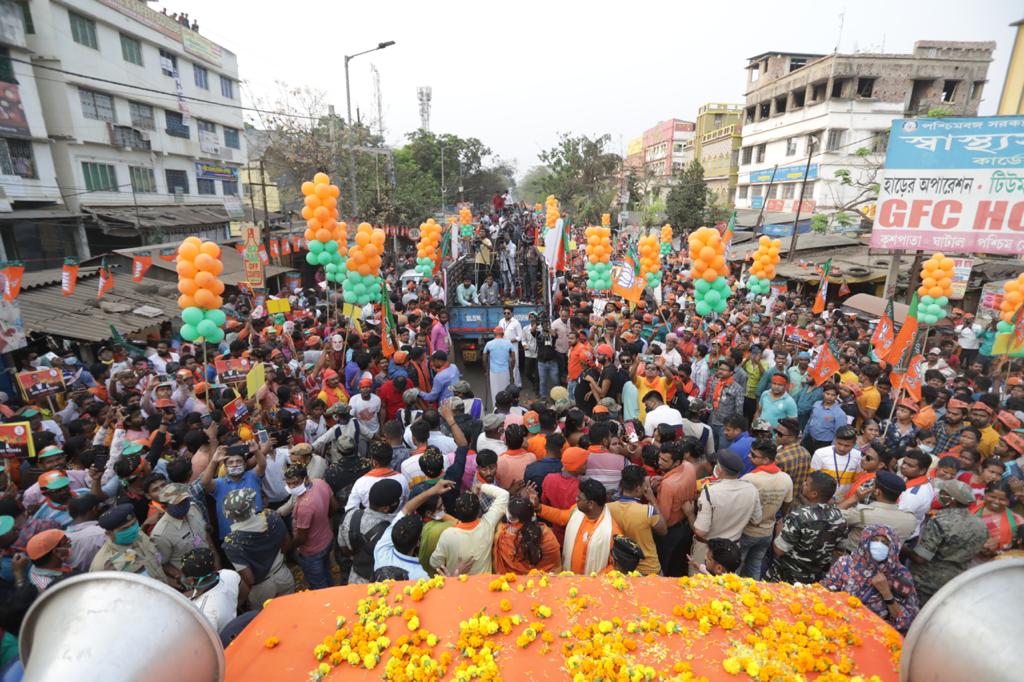 JPNadda's tweet image. पश्चिम मेदिनीपुर, बंगाल के रोडशो में उमड़ा यह विशाल जनसैलाब दर्शाता है कि बंगाल में परिवर्तन सुनिश्चित है। 

जनता ने भय और भ्रष्टाचार की राजनीति करने वाली ममता सरकार को सत्ता से हटाने का मन बना लिया है। मैं जनता द्वारा मिले इस स्नेह और समर्थन को नमन करता हूँ।
#EbarSonarBangla