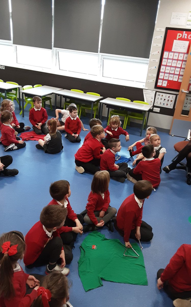 IPMATGroveLea's tweet photo. Quiz time in year 1 #whichteamwillwin? https://t.co/bMZaxdUPDo