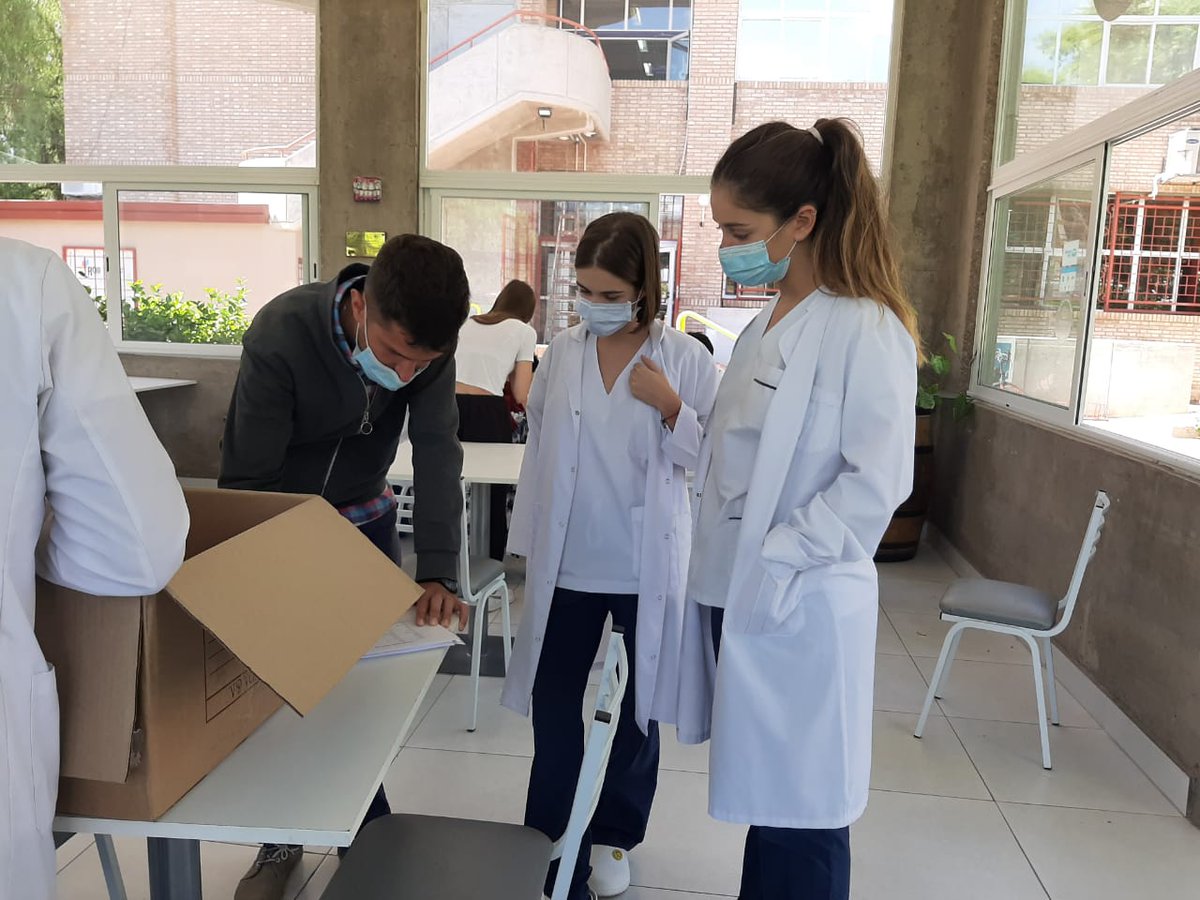 fodonto's tweet photo. De tela silver, reutilizables y rojos 🔺🙌 Así, son los camisolines que recibieron en el día de ayer, los estudiantes de 3er año 😊 https://t.co/PVZ2PUsY1S