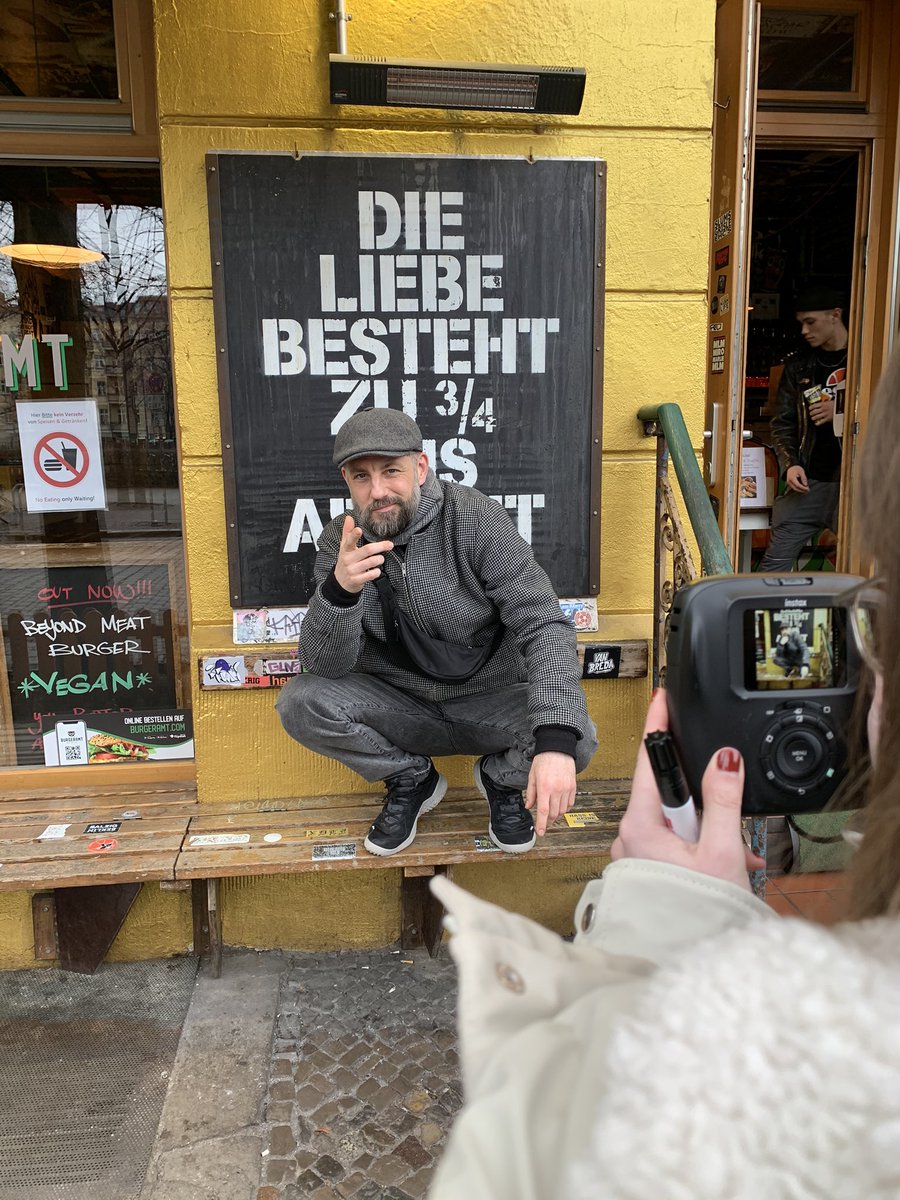 burgeramt's tweet photo. ...und @vanessagraphie stellt wieder Fragen und macht Fotos‼️ #DasBo #burgeramt #hiphop #deutschrap https://t.co/U6jcpjdbKv