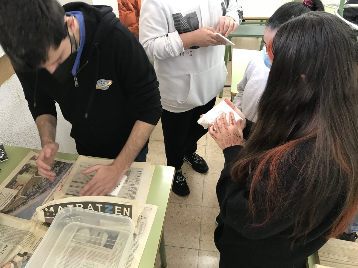insbernatmetge's tweet photo. Sessió de creació d'elements de cohesió i visualització del col·lectiu #Bernart del projecte #EnResidència, amb @davidprotom i @ExperimentemART: estampació de samarretes, logotips ... #bernartCol·lectiu #artivisme #streetArt #mésBernat https://t.co/8kFa7qRCLl