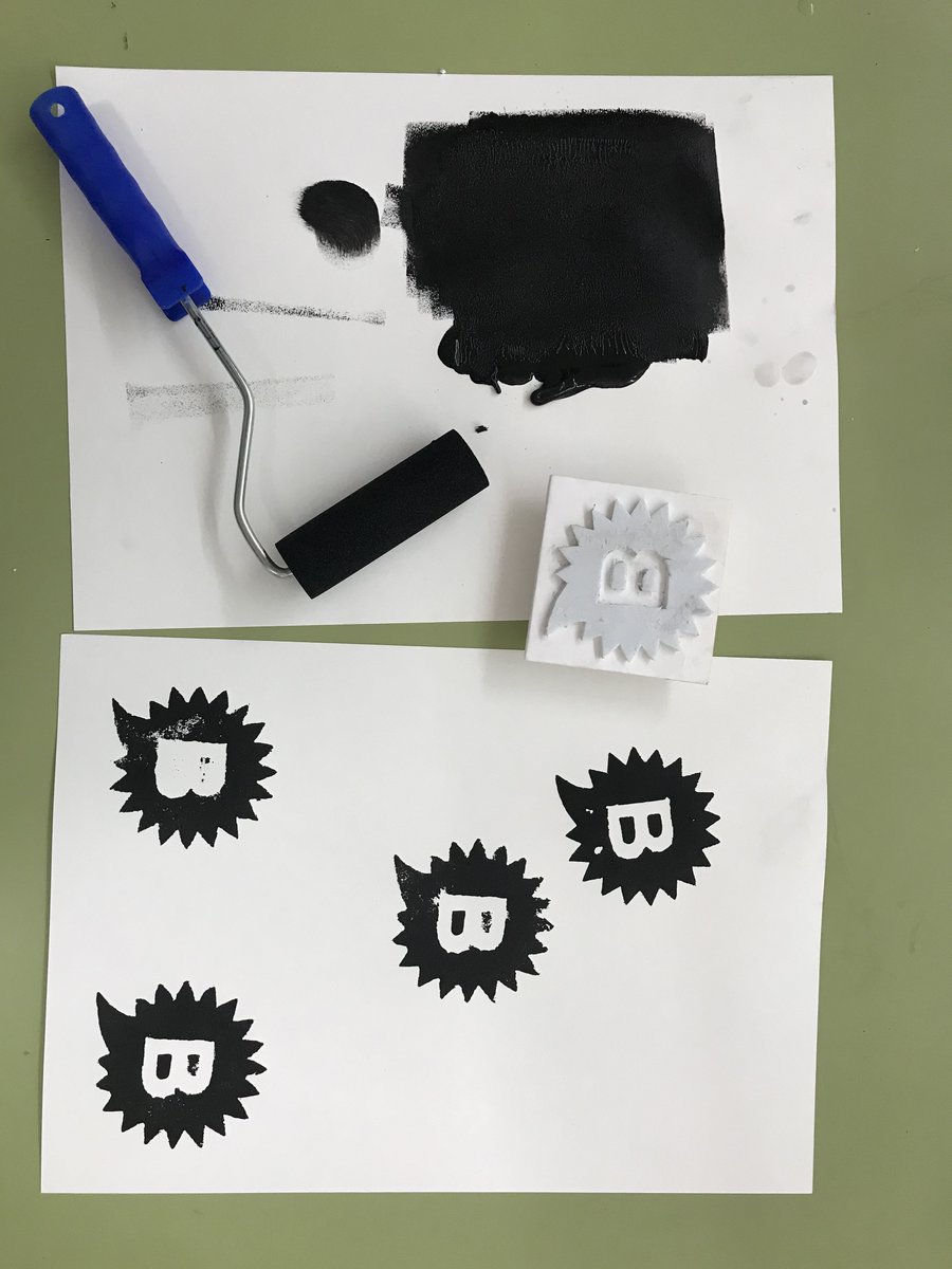 insbernatmetge's tweet photo. Sessió de creació d'elements de cohesió i visualització del col·lectiu #Bernart del projecte #EnResidència, amb @davidprotom i @ExperimentemART: estampació de samarretes, logotips ... #bernartCol·lectiu #artivisme #streetArt #mésBernat https://t.co/8kFa7qRCLl