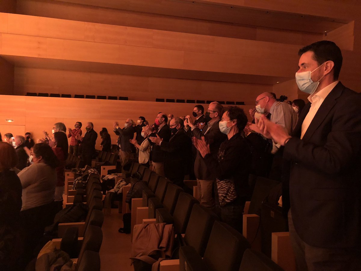 htrueta's tweet photo. “Per la seva lluita i per tantes vides salvades i patides” avui el col·lectiu dels professionals de la salut de tota la Regió Sanitària de Girona #PremisLiberPress 20/21 @DiputacioGirona 

Gran ovació i reconeixement 👏👏👏 Moltes Gràcies ‼️‼️❤️ https://t.co/tc19QEfJbI