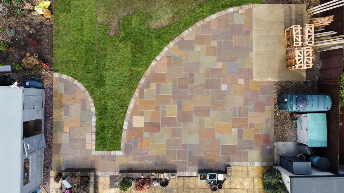 ProjectLandsca3's tweet image. Curved 70m2 patio recently installed in Bury st Edmunds, using Marshalls Antique Alverno Autumn bronze with matching sandstone setts.
Attached is a concrete pad ready for the customers new summer house.