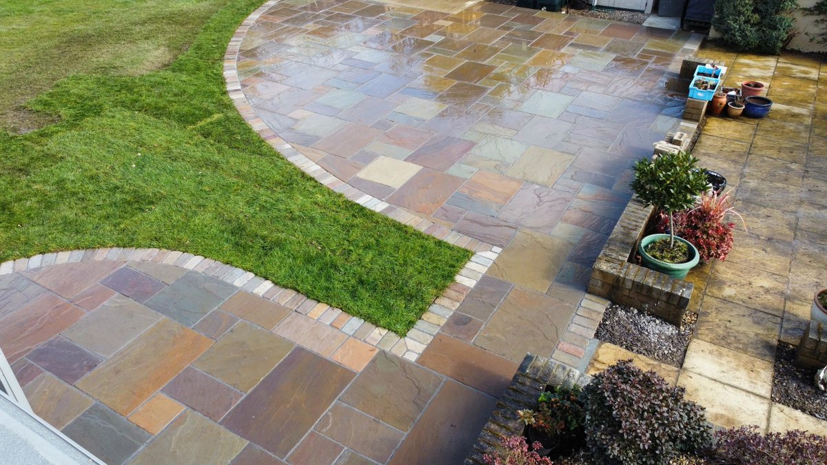 ProjectLandsca3's tweet image. Curved 70m2 patio recently installed in Bury st Edmunds, using Marshalls Antique Alverno Autumn bronze with matching sandstone setts.
Attached is a concrete pad ready for the customers new summer house.