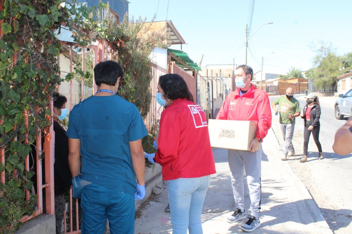 Seremi <a href="/MindepAtacama/">Mindep Atacama</a> <a href="/procuriza/">Guillermo Procuriza</a>, junto a Dire. Nac. <a href="/InjuvChile/">INJUV Chile</a> @renatasantander, y Dire. Reg. @Pan_cha , apoyaron hoy el proceso de entrega de cajas para Adultos Mayores de Caldera que encabeza directora regional de Senama, <a href="/AdaBassiT/">Ada Bassi</a> con ayuda de jóvenes voluntarios/as.
