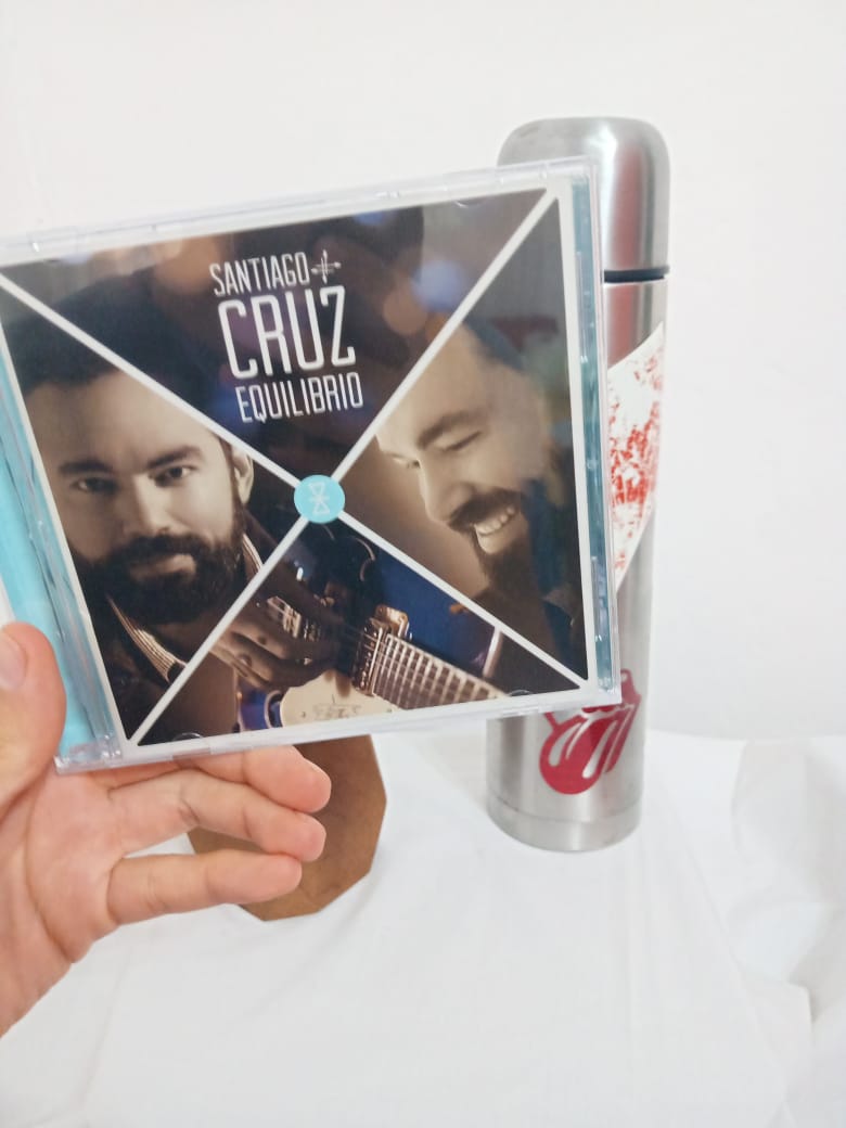 Gloria_Glopy's tweet photo. Con la misma emoción Como desde #LaPrimeraVez que escuché a @SantiCruz hoy llega mis manos por primera vez un CD de él🌷
#SomosFansSC https://t.co/8OTcj90kbz