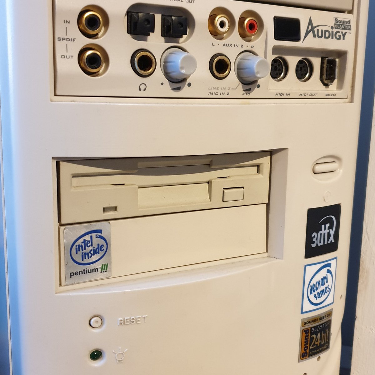 DeckardPT's tweet photo. Raise your hand if you dig case badges.
.
#deckardgames #pcbuilding #pcbuilder #pcbuilds #PCBuild #pcbuilders #pcbuilding101 #retropcgaming #retropcgame #retropcgames #retropcgamers #retropcgamer #intel #pentium3 #pentiumiii #3dfx #3dfxvoodoo #sli #creative #soundblaster https://t.co/FUWr0QGrnZ