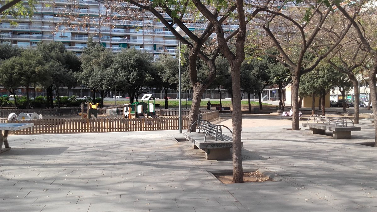 PostdataL's tweet photo. Això és el Sol de Baix, davant de l'escola... hi veieu res estrany? https://t.co/7ND8EywOZD