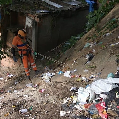 comlurbcomunica's tweet photo. E o serviço só termina na quarta-feira (24/03).

A Companhia reforça o pedido para que moradores não descartem resíduos de forma irregular.

Vamos manter a cidade limpa!
#Providência #Encosta #Comlurb2021 #PrefeituraRIO21 #Lixo https://t.co/9s7FvZDe3u